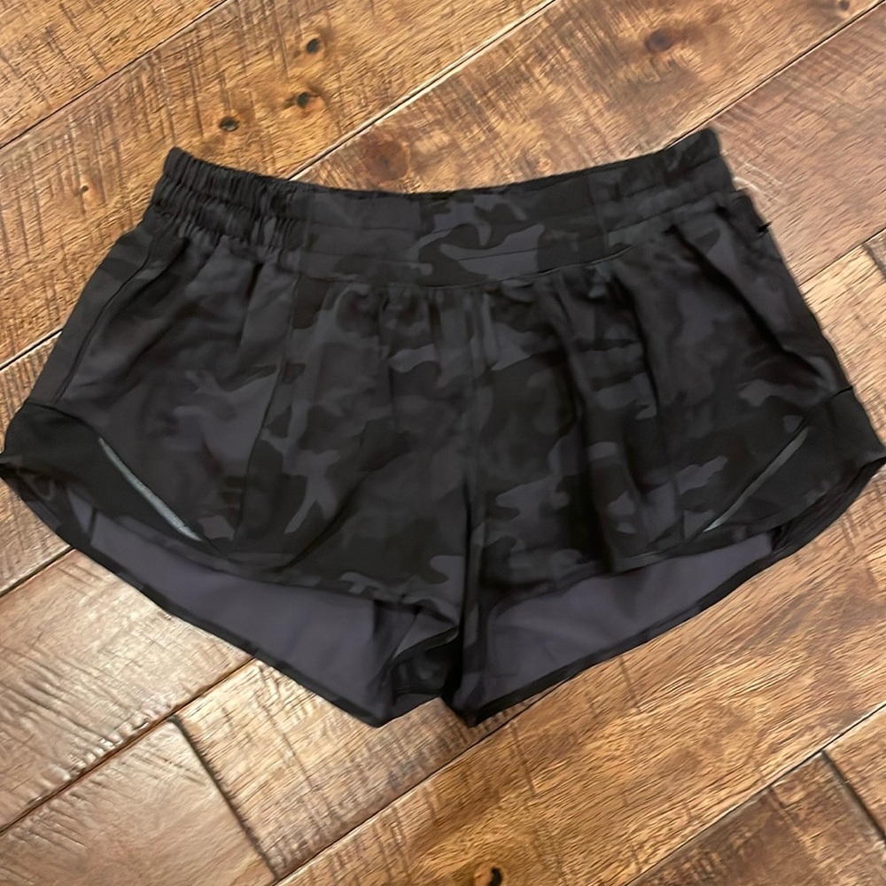 Lululemon Hotty Hot 2.5 inch shorts